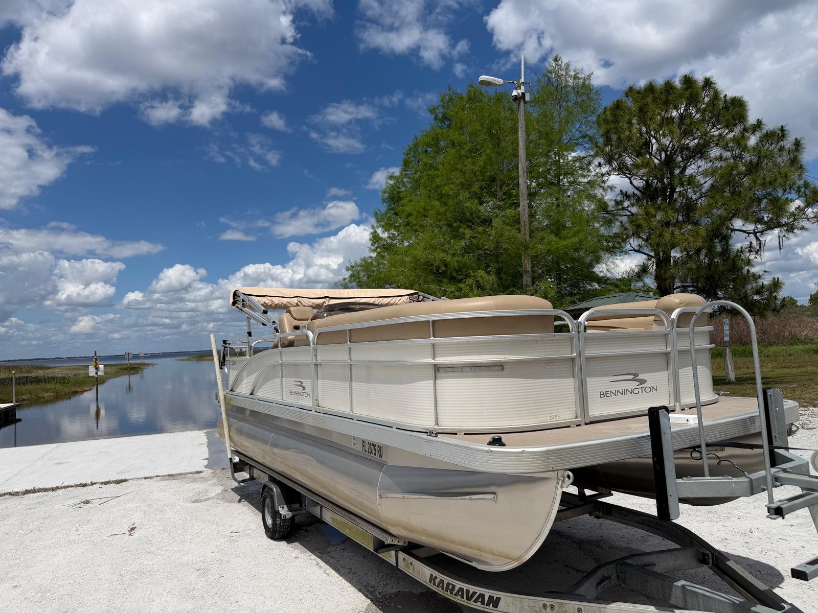 Bennington pontoon — deck and seating